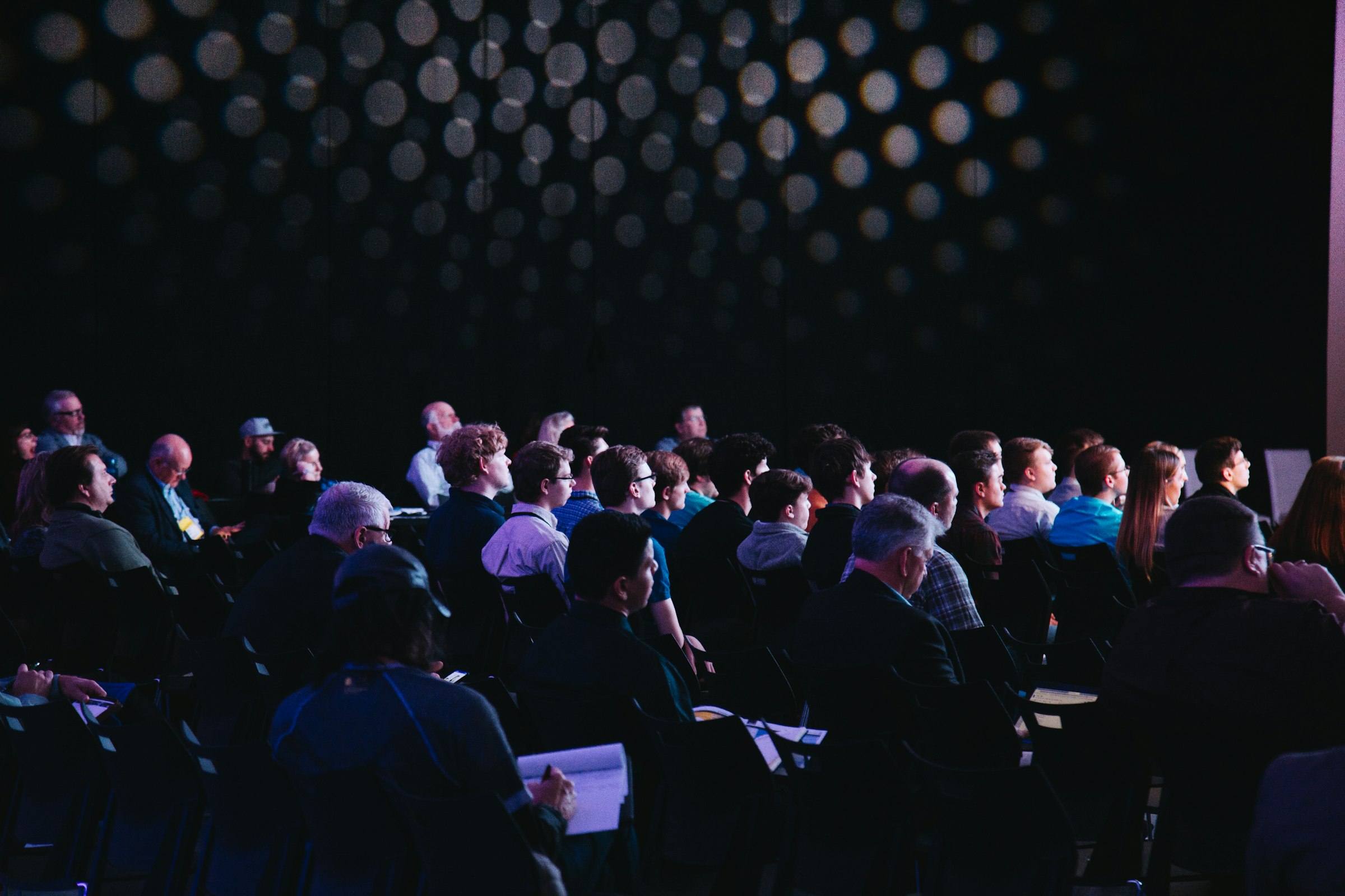A packed audience at an industry event, where Elysée meets partners and customers.